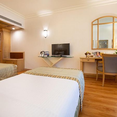 The Orchid Hotel Mumbai Vile Parle Exteriör bild A room at the Taj Bengal