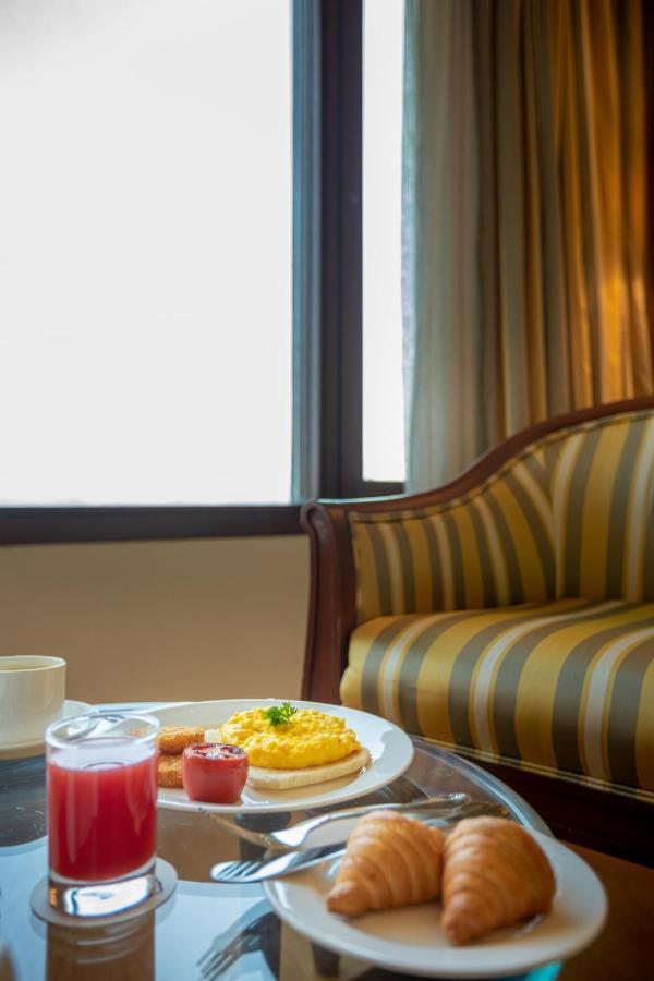 The Orchid Hotel Mumbai Vile Parle Exteriör bild A settee