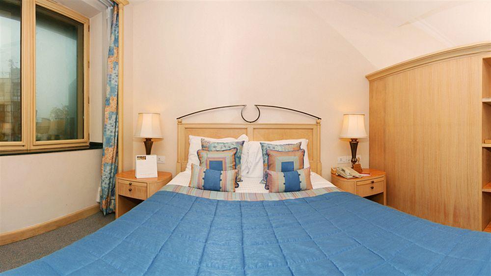 The Orchid Hotel Mumbai Vile Parle Exteriör bild A bedroom at the hotel