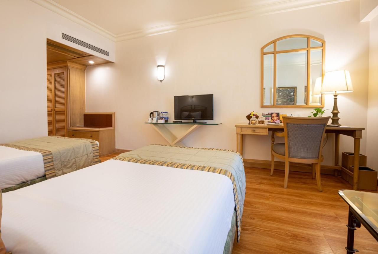 The Orchid Hotel Mumbai Vile Parle Exteriör bild A room at the Taj Bengal