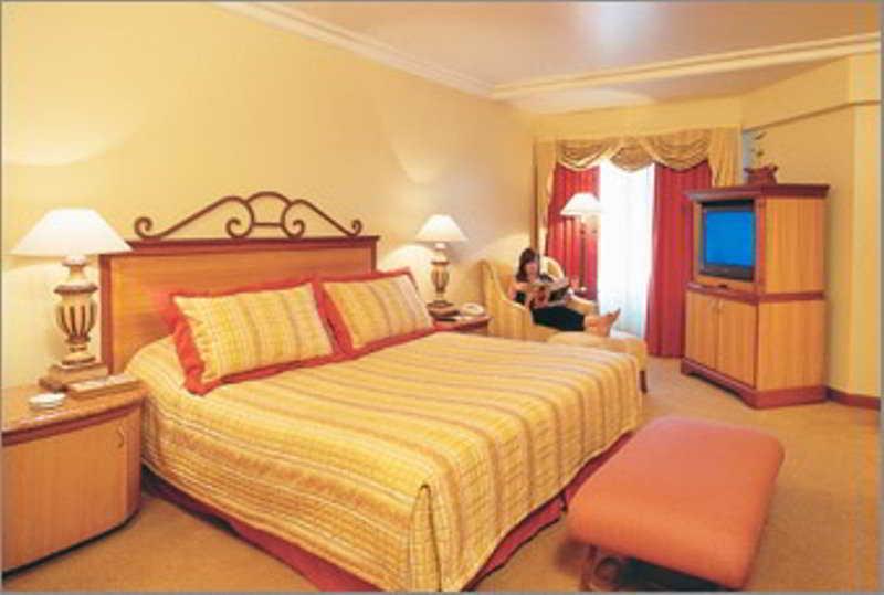 The Orchid Hotel Mumbai Vile Parle Rum bild A bedroom at the hotel