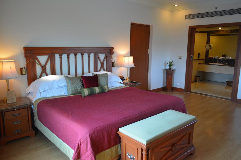 The Orchid Hotel Mumbai Vile Parle Exteriör bild A bedroom at the Taj Bengal
