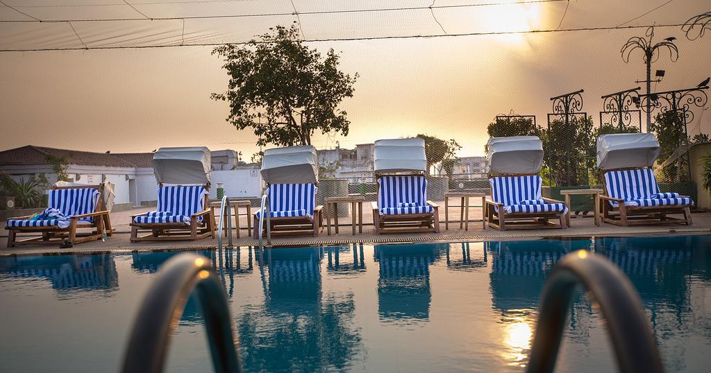 The Orchid Hotel Mumbai Vile Parle Exteriör bild The swimming pool at the hotel