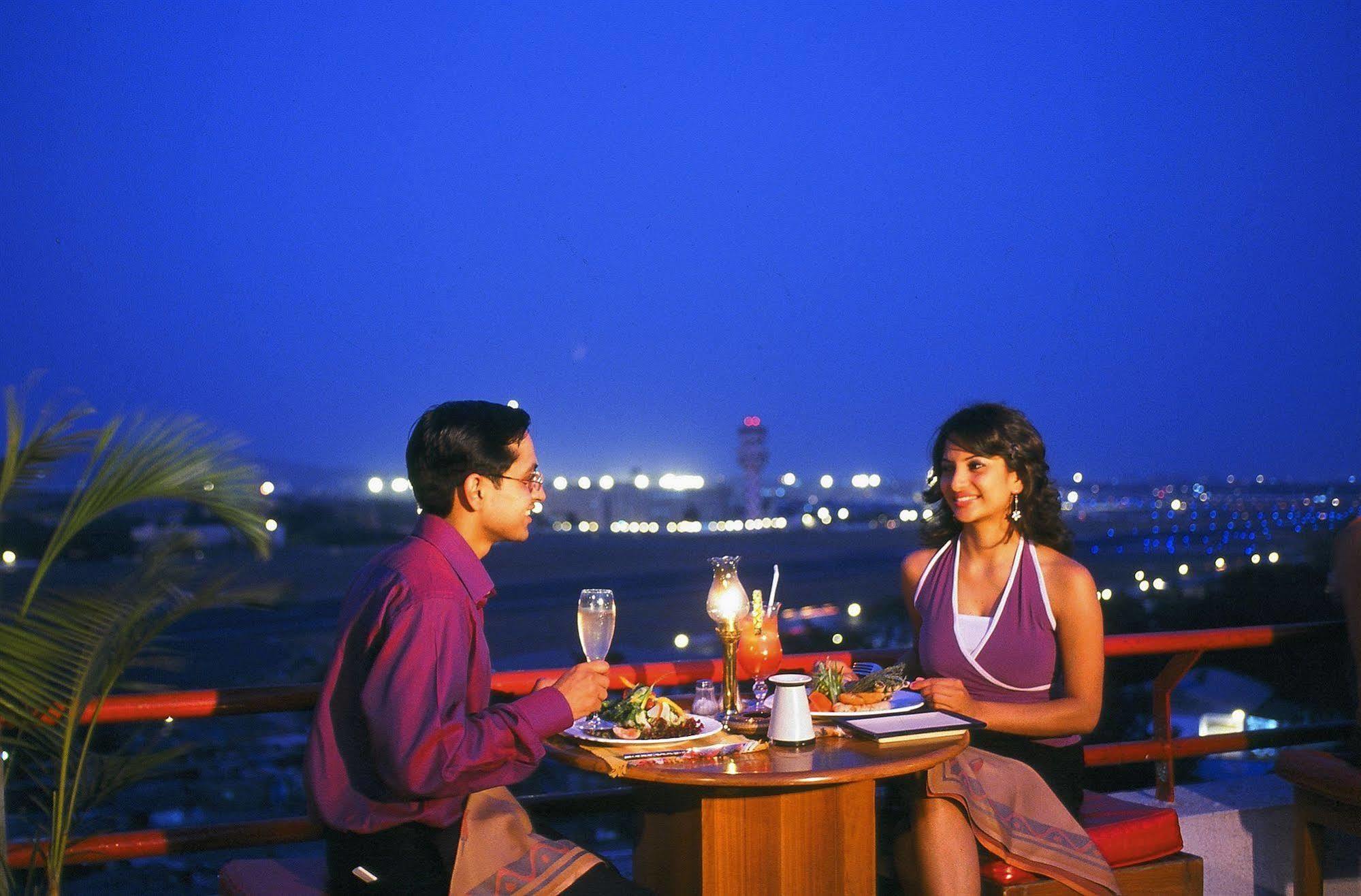The Orchid Hotel Mumbai Vile Parle Restaurang bild A couple dining at a restaurant in India