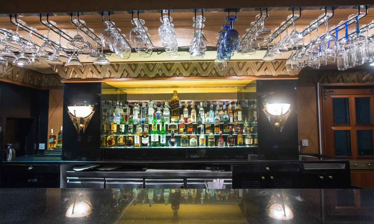 The Orchid Hotel Mumbai Vile Parle Exteriör bild The bar at the 1905 Bar and Lounge