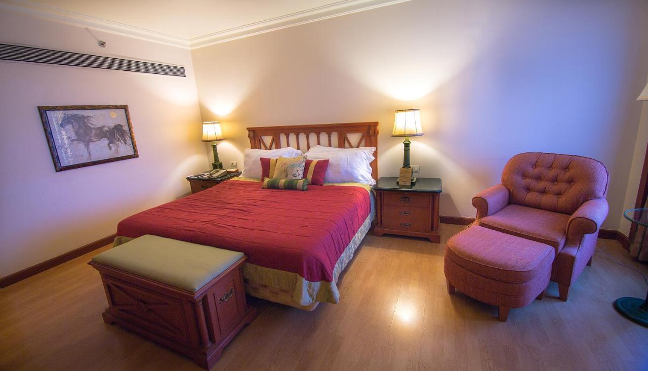 The Orchid Hotel Mumbai Vile Parle Exteriör bild A bedroom at the Taj Bengal
