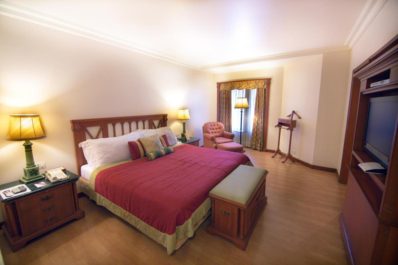 The Orchid Hotel Mumbai Vile Parle Exteriör bild A room at the Taj Bengal