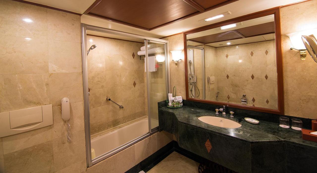 The Orchid Hotel Mumbai Vile Parle Exteriör bild A shower enclosure with a sliding door