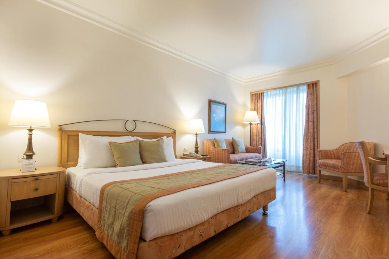 The Orchid Hotel Mumbai Vile Parle Exteriör bild A room at the Taj Bengal