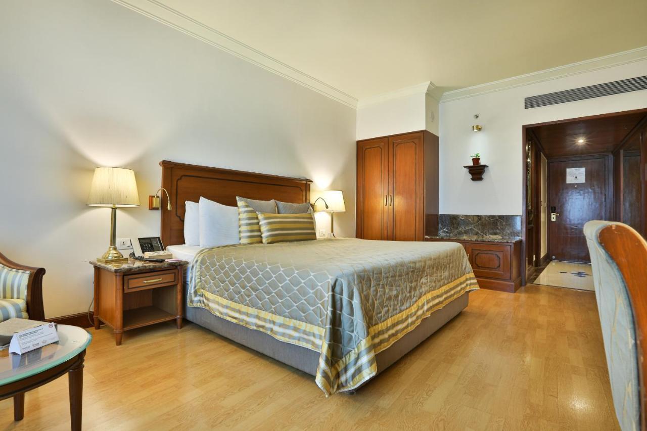 The Orchid Hotel Mumbai Vile Parle Exteriör bild A room at the Taj Bengal
