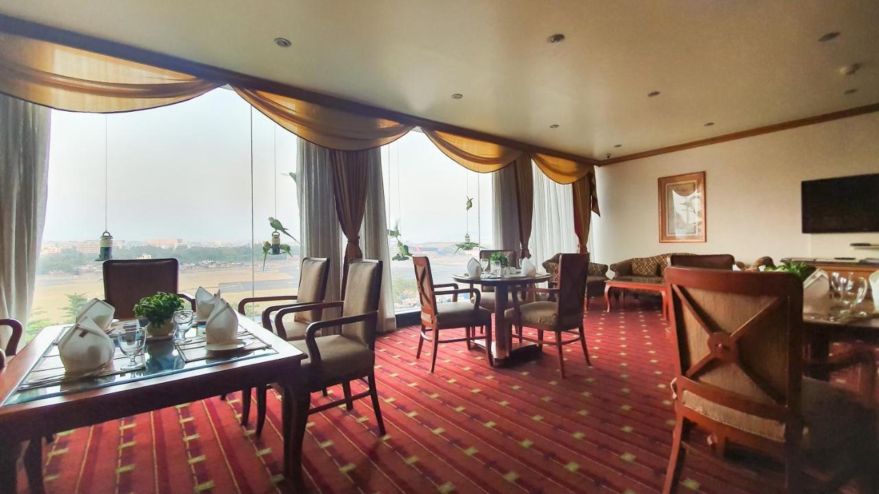 The Orchid Hotel Mumbai Vile Parle Exteriör bild The lounge at the airport