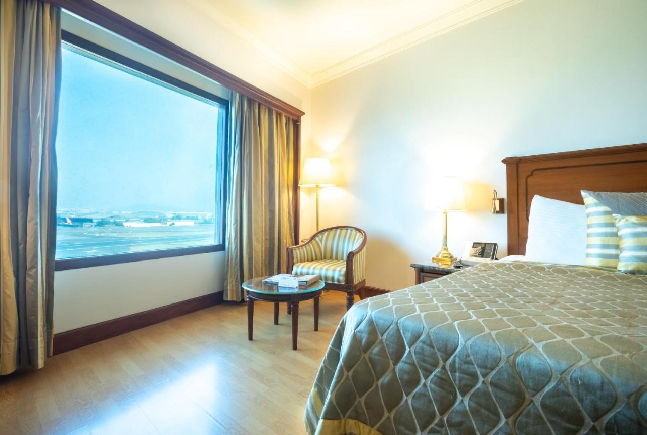 The Orchid Hotel Mumbai Vile Parle Exteriör bild A room at the hotel