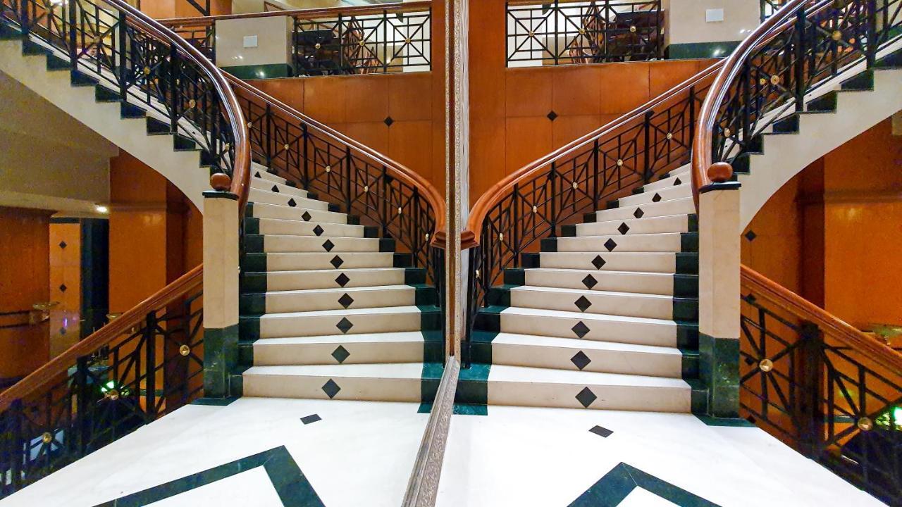 The Orchid Hotel Mumbai Vile Parle Exteriör bild Stairs in the lobby