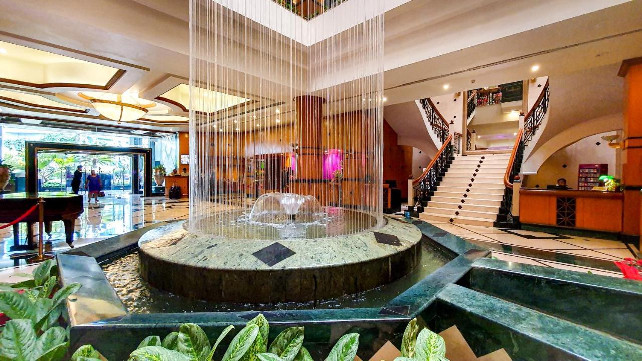 The Orchid Hotel Mumbai Vile Parle Exteriör bild The lobby of the hotel