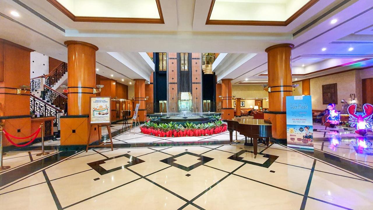 The Orchid Hotel Mumbai Vile Parle Exteriör bild The lobby of the hotel