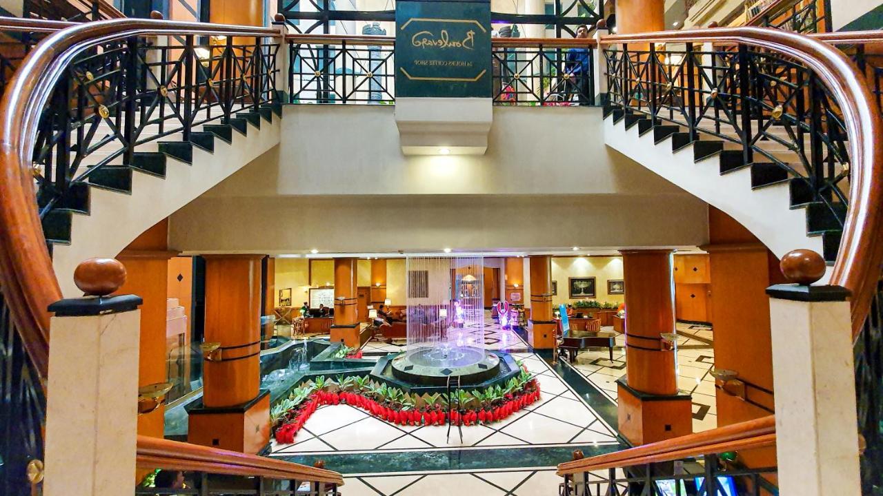 The Orchid Hotel Mumbai Vile Parle Exteriör bild The lobby of the hotel