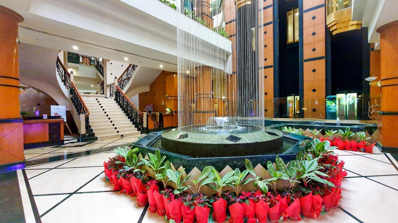 The Orchid Hotel Mumbai Vile Parle Exteriör bild Fountain at the lobby