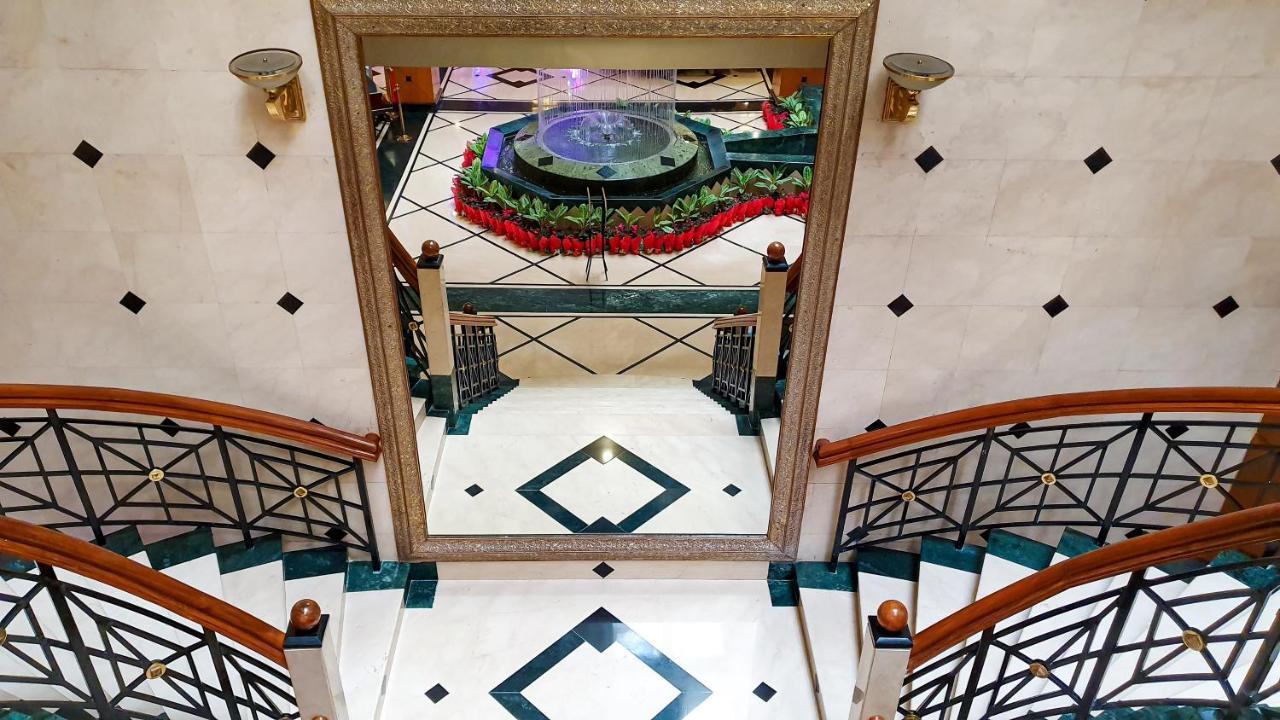 The Orchid Hotel Mumbai Vile Parle Exteriör bild Fountain at the entrance of the hotel