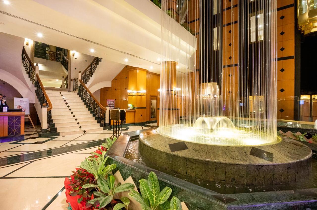 The Orchid Hotel Mumbai Vile Parle Exteriör bild Fountain at the lobby